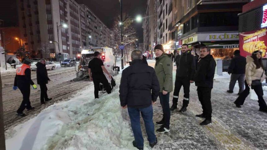 Sivas Belediye Başkanı Adem Uzun, kapanan yolda otobüs bekleyen yolcuları evlerine götürdü. Sivas Belediye Başkanı Adem Uzun, kapanan yolda otobüs bekleyen yolcuları evlerine götürdü.