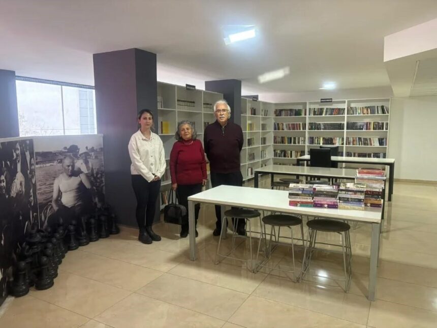 Germencik Belediye Başkanı Zencirci, kütüphaneye bağışta bulunan Özbilgi çiftine teşekkür etti ve kitap bağışına çağırdı. Germencik Belediye Başkanı Zencirci, kütüphaneye bağışta bulunan Özbilgi çiftine teşekkür etti ve kitap bağışına çağırdı.