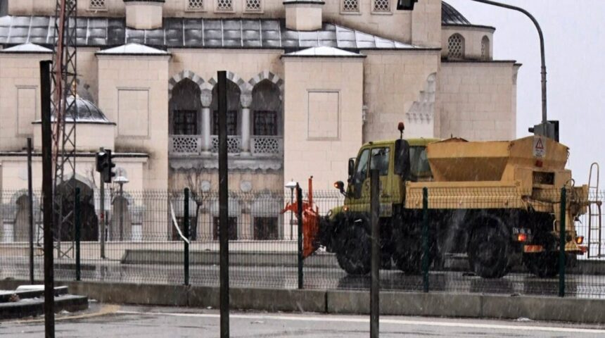 Ankara’da sabah saatlerinde başlayan kar ve yağmur, ilçelerde etkisini gösterdi. Ankara’da sabah saatlerinde başlayan kar ve yağmur, ilçelerde etkisini gösterdi.