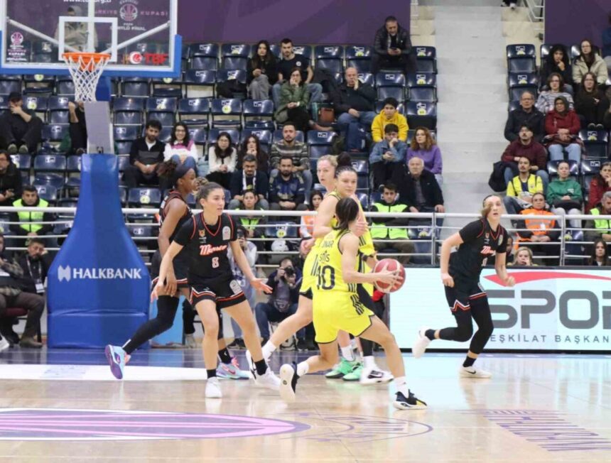 Fenerbahçe Opet, Denizli’de ÇİMSA ÇBK Mersin’i 84-66 yenerek Türkiye Kupası Dörtlü Finaline yükseldi. Fenerbahçe Opet, Denizli’de ÇİMSA ÇBK Mersin’i 84-66 yenerek Türkiye Kupası Dörtlü Finaline yükseldi.