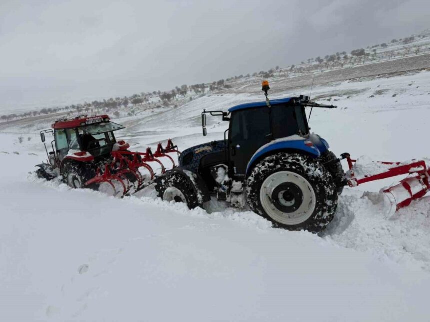 Yüce köyünde etkili kar yağışı ulaşımı aksattı, köylüler kendi imkanlarıyla yolu açmaya çalıştı.