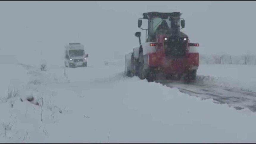 Gercüş’te Kar Yağışı Sonrası 35 Köy Yolu Açıldı, Mahsur Kalan Ziyaretçiler Kurtarıldı Gercüş’te Kar Yağışı Sonrası 35 Köy Yolu Açıldı, Mahsur Kalan Ziyaretçiler Kurtarıldı