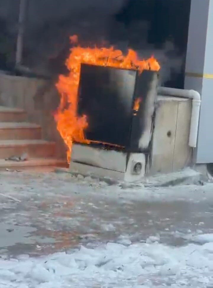 Batman’da elektrik panosunda çıkan yangın, mahalle sakinlerini endişelendirdi. Yangın söndürüldü. Batman’da elektrik panosunda çıkan yangın, mahalle sakinlerini endişelendirdi. Yangın söndürüldü.