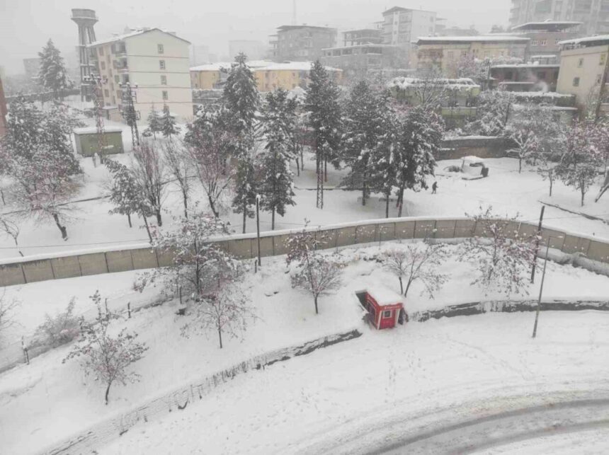 Batman’ın Sason ilçesinde beklenen yoğun kar nedeniyle eğitime 1 gün ara verildi. Batman’ın Sason ilçesinde beklenen yoğun kar nedeniyle eğitime 1 gün ara verildi.