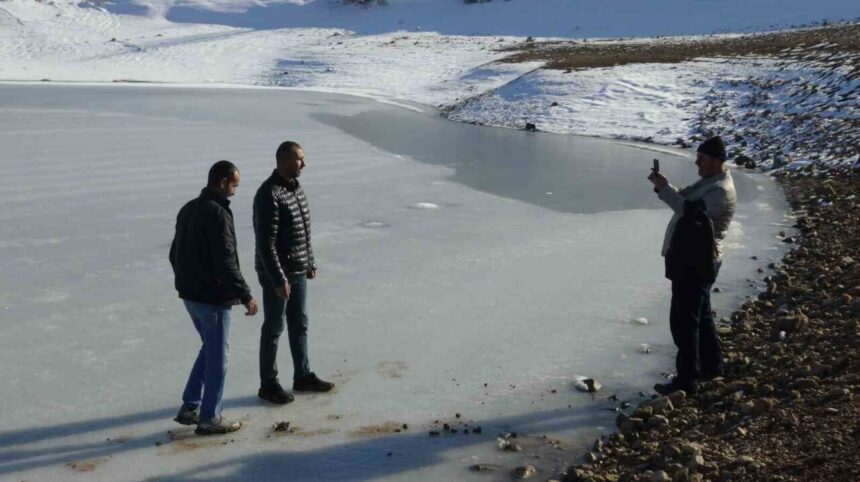 Gercüş’teki Kırkat Göleti, soğuk havayla tamamen donarak vatandaşların ilgisini çekti.