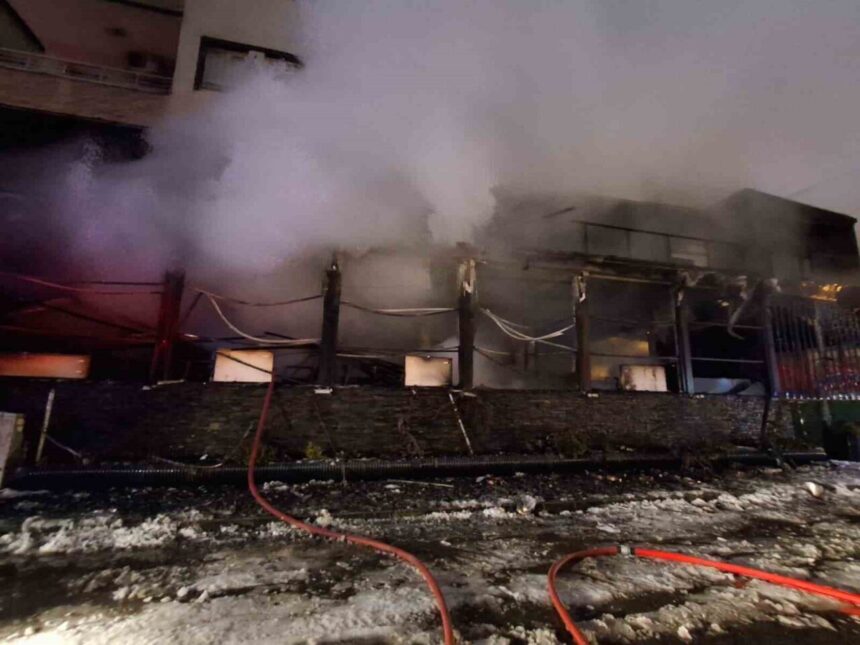 Batman’da kafede çıkan yangın itfaiyenin müdahalesiyle söndürüldü, iş yerinde önemli maddi hasar oluştu.