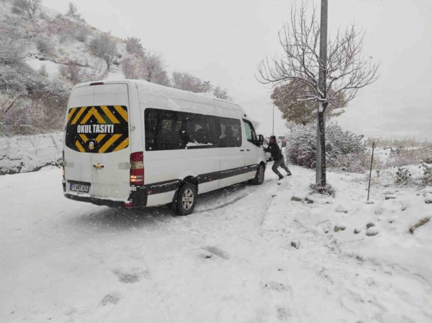 Batman’da yoğun kar yağışı nedeniyle ulaşımda aksamalar yaşanıyor, 96 vatandaş kurtarıldı.