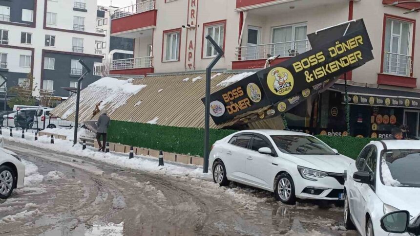 Batman’da yoğun kar yağışı nedeniyle bir iş yerinin sundurması çöktü, maddi hasar oluştu.