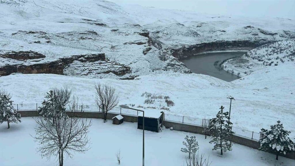 Batman’da uzun yıllar sonra görülen yoğun kar, kenti beyaz örtüyle kapladı.