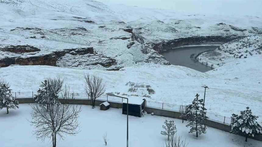 Batman’da uzun yıllar sonra görülen yoğun kar, kenti beyaz örtüyle kapladı. Batman’da uzun yıllar sonra görülen yoğun kar, kenti beyaz örtüyle kapladı.