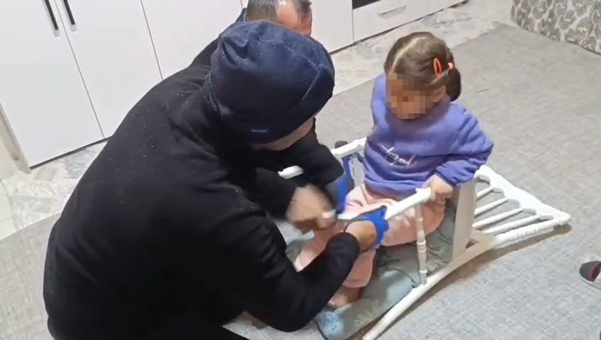 Batman’da sandalyeye sıkışan çocuk, itfaiye ekiplerinin dikkatli müdahalesi ile kurtarıldı.