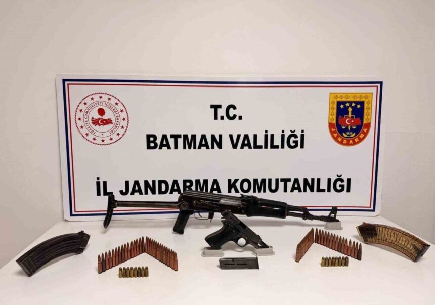 Batman’da Jandarma ekiplerinin düzenlediği operasyonda çok sayıda silah ve mühimmat bulundu. Batman’da Jandarma ekiplerinin düzenlediği operasyonda çok sayıda silah ve mühimmat bulundu.