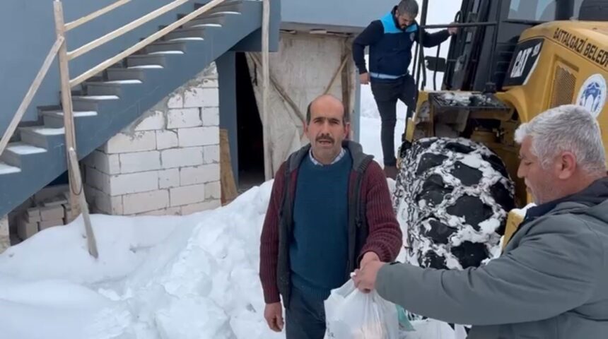 Kar yağışı sonrası Battalgazi Belediyesi, kırsaldaki hastalara ilaç ulaştırmak için yol açma çalışmalarına başladı. Kar yağışı sonrası Battalgazi Belediyesi, kırsaldaki hastalara ilaç ulaştırmak için yol açma çalışmalarına başladı.
