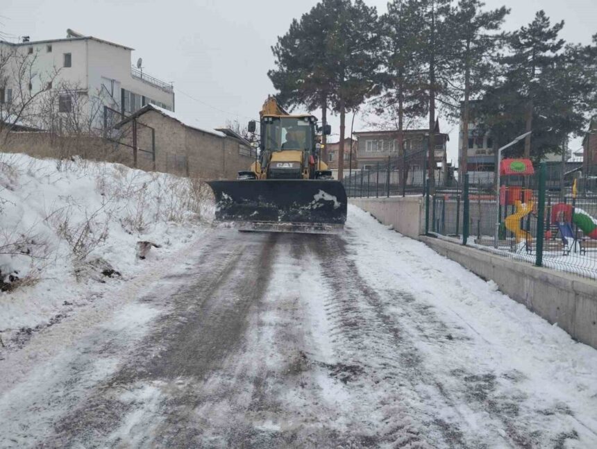 Battalgazi Belediyesi, kar yağışı sonrası okullarda karla mücadele çalışması başlattı.
