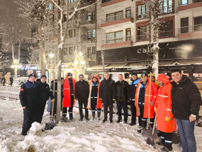 Battalgazi Belediyesi, kar yağışında gece boyunca ulaşımın aksamaması için yoğun mesai yaptı.
