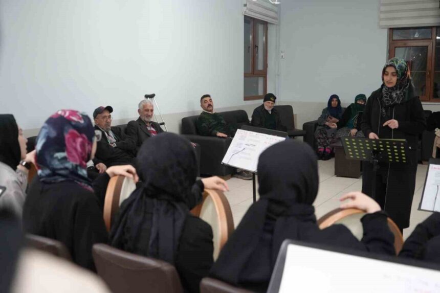 Bayburt Kız İmam Hatip Lisesi ilahi grubu, Mekke’nin fethi vesilesiyle huzurevi sakinleriyle buluştu.