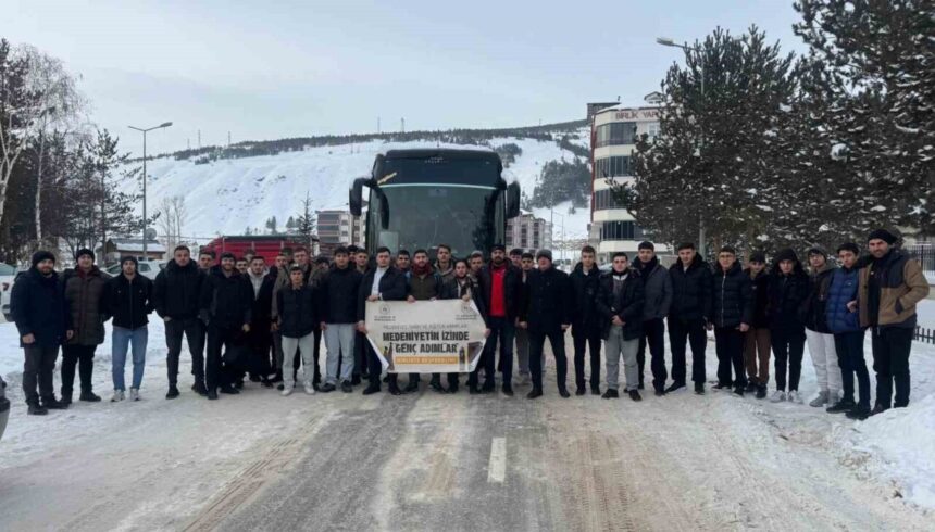Gençlik ve Spor Bakanlığı’nın ‘Medeniyetin İzinde Genç Adımlar’ projesiyle Bayburtlu gençler Hasankeyf’e gitti. Gençlik ve Spor Bakanlığı’nın ‘Medeniyetin İzinde Genç Adımlar’ projesiyle Bayburtlu gençler Hasankeyf’e gitti.
