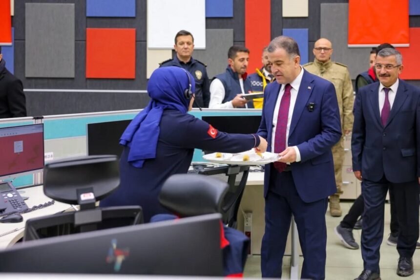 Vali Mustafa Eldivan, 2025 yılının son gününde 112 Acil Çağrı Merkezi’nde çalışan personeli ziyaret etti.