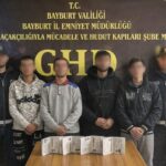 Bayburt’ta düzenlenen operasyonda 8 düzensiz göçmen yakalandı, 1 şüpheli gözaltına alındı.