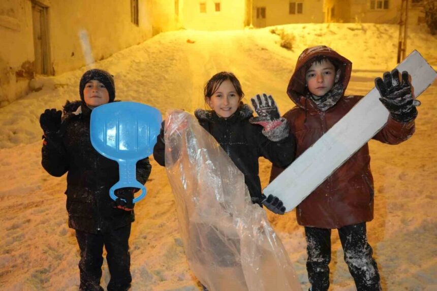 Bayburt’ta kar nedeniyle okullar tatil olunca çocuklar sokaklarda kaymaya başladı.