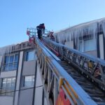 Bayburt’ta soğuk hava sonrası oluşan buz sarkıtları itfaiye ekipleri tarafından kaldırılıyor.