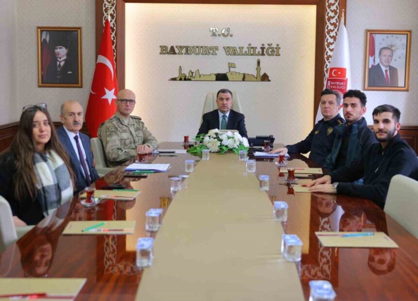 Bayburt’ta Asayiş ve Bilgilendirme Toplantısı, 2025 yılı güvenlik verileri değerlendirildi. Bayburt’ta Asayiş ve Bilgilendirme Toplantısı, 2025 yılı güvenlik verileri değerlendirildi.