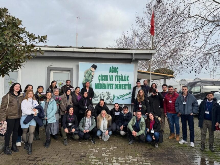 Bayındır Çiçekçiler Kooperatifi, İtalya ve İspanya’dan 50 öğrenciye ev sahipliği yaptı. Bayındır Çiçekçiler Kooperatifi, İtalya ve İspanya’dan 50 öğrenciye ev sahipliği yaptı.