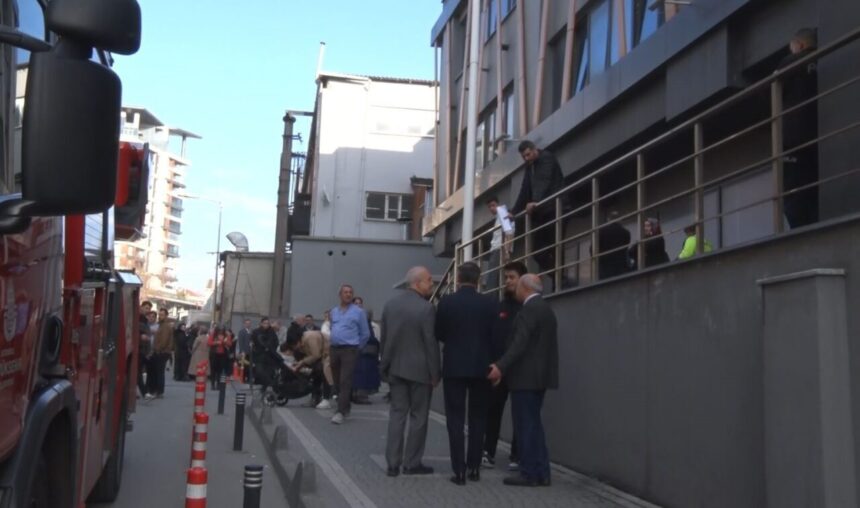 Bayrampaşa Kaymakamlığı altındaki hamamda çıkan yangın paniğe yol açtı, itfaiye yangını söndürdü. Bayrampaşa Kaymakamlığı altındaki hamamda çıkan yangın paniğe yol açtı, itfaiye yangını söndürdü.