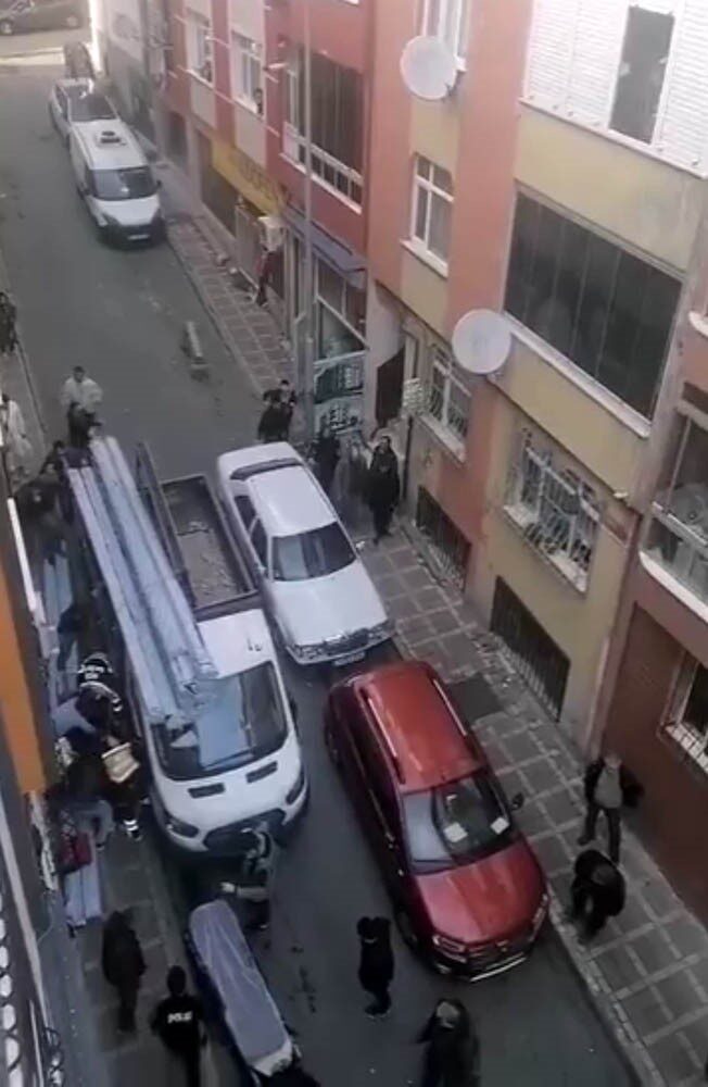 Bayrampaşa’da kamyonetten malzeme indirilirken üzerine düşen işçi yaralandı, hastaneye sevk edildi. Bayrampaşa’da kamyonetten malzeme indirilirken üzerine düşen işçi yaralandı, hastaneye sevk edildi.