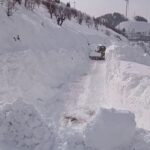 Sincik’teki yoğun kar yağışı bazı köylere ulaşımı engelliyor.