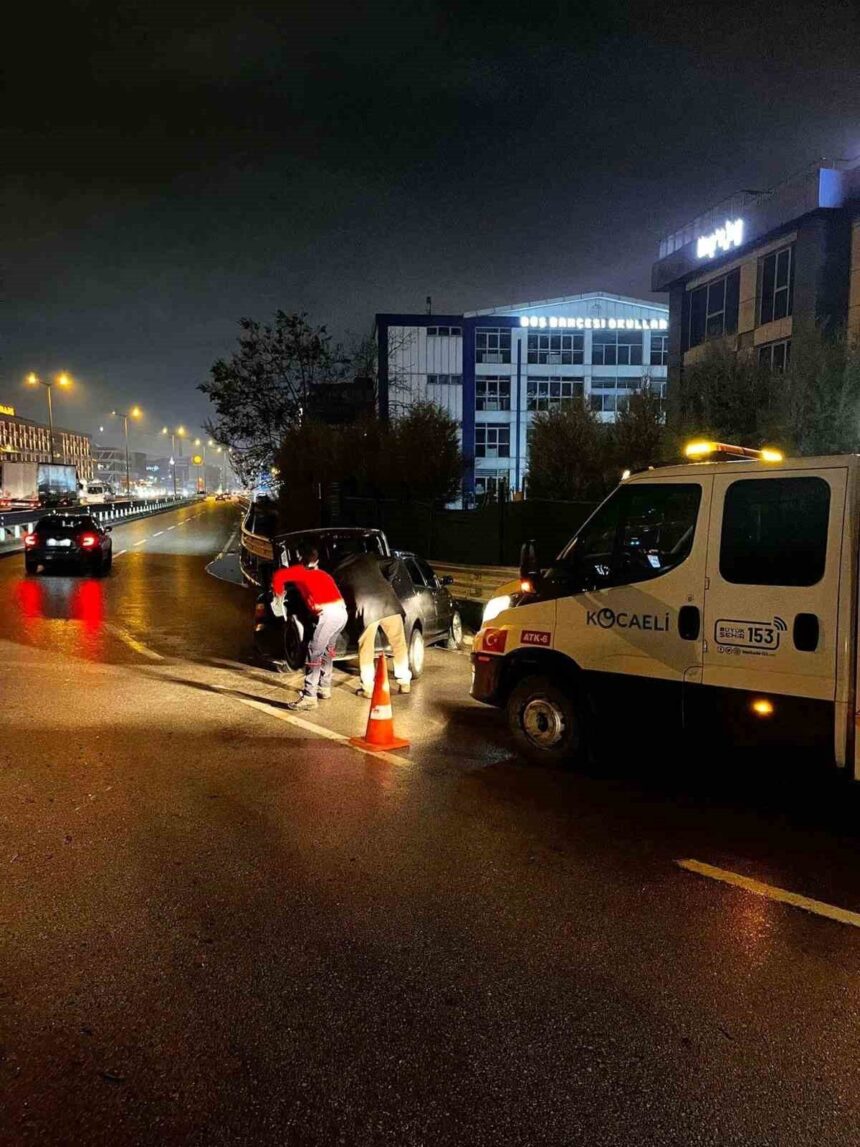 Kocaeli Belediyesi, trafik kazasına müdahale ederek güvenliği sağladı. Kocaeli Belediyesi, trafik kazasına müdahale ederek güvenliği sağladı.