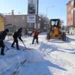 Ardahan Belediyesi ekipleri, kentin farklı bölgelerinde kar temizleme çalışmalarını sürdürüyor.