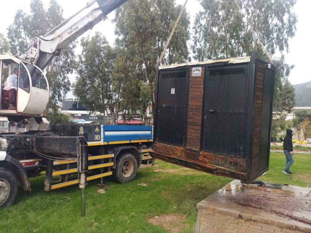 Didim’de Belediye Ekipleri Fırtına Sonrası Onarımlar ve Temizlik Çalışmaları Yapıyor