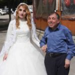 Görme engelli öğretmen çifte otobüs çarptı, ağır yaralandılar; kadının hamile olduğu öğrenildi.