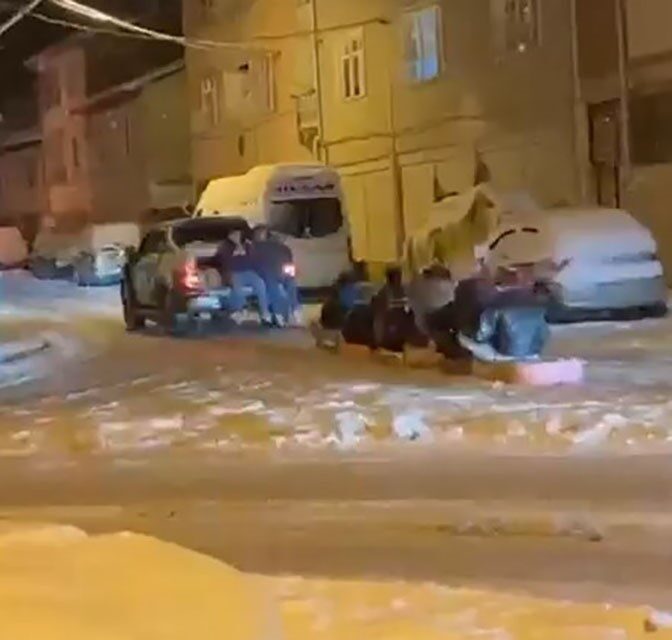 Niksar’daki belediye karla mücadele ekibi, zorlu çalışmanın ardından karla eğlendi.