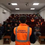 Sakarya Büyükşehir Belediyesi, ilçe personeline sokak hayvanlarına “Güvenli Müdahale” eğitimi verdi.