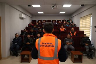 Sakarya Büyükşehir Belediyesi, ilçe personeline sokak hayvanlarına “Güvenli Müdahale” eğitimi verdi.