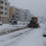 Bayburt’taki yoğun kar yağışı nedeniyle belediyeler, vatandaşları dışarı çıkmamaları konusunda uyardı.