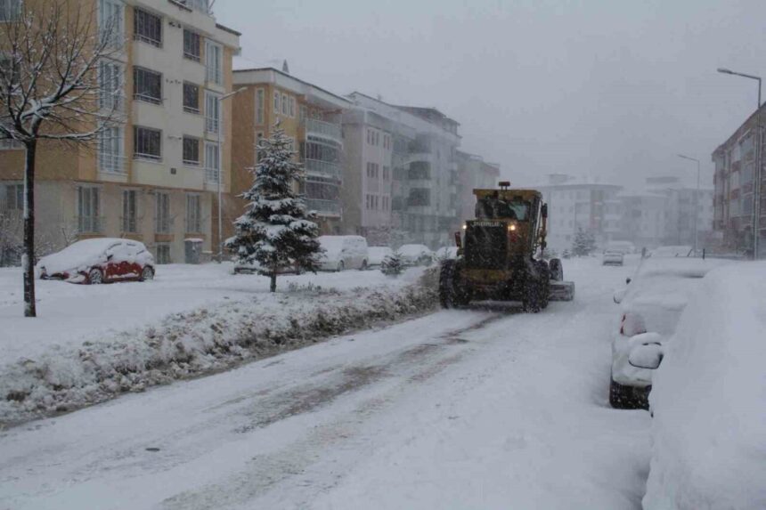 Bayburt’taki yoğun kar yağışı nedeniyle belediyeler, vatandaşları dışarı çıkmamaları konusunda uyardı. Bayburt’taki yoğun kar yağışı nedeniyle belediyeler, vatandaşları dışarı çıkmamaları konusunda uyardı.