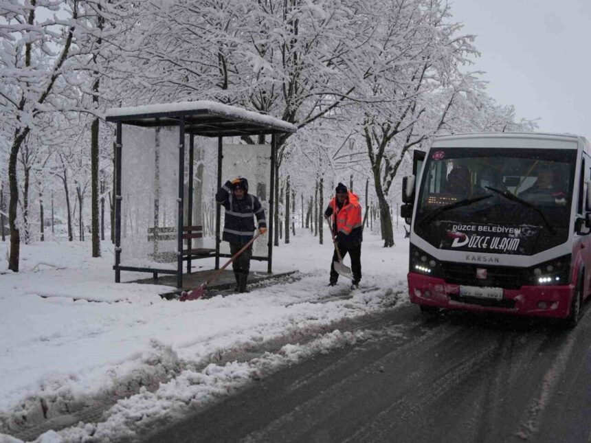 Düzce Belediyesi, artan kar yağışına karşı saha çalışmalarını kesintisiz sürdürüyor. Düzce Belediyesi, artan kar yağışına karşı saha çalışmalarını kesintisiz sürdürüyor.