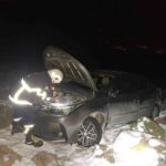 Hatay’da direksiyon kontrolünü kaybeden otomobil ağaçlık alana düştü, 2 kişi yaralandı.