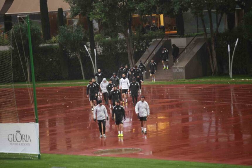Beşiktaş, Antalya’daki kampında olumsuz hava koşullarına rağmen antrenmanlarına devam etti. Beşiktaş, Antalya’daki kampında olumsuz hava koşullarına rağmen antrenmanlarına devam etti.