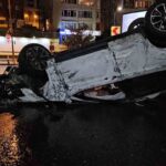 Beşiktaş’ta alkollü sürücü 2 araca çarpıp bir ağacı sökerek takla attı, 2 kişi hastaneye kaldırıldı.