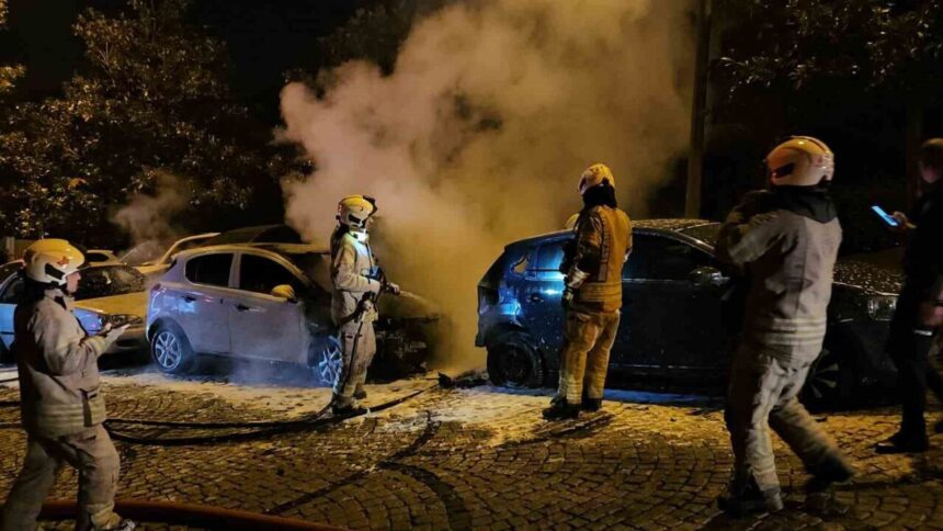 Beşiktaş’ta otomobil yangını, 3 araca daha sıçradı; 4 araç küle döndü. Beşiktaş’ta otomobil yangını, 3 araca daha sıçradı; 4 araç küle döndü.