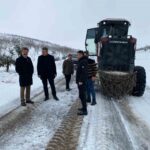 Besni’de kar yağışı nedeniyle karla mücadele çalışmaları sürüyor. Ekipler 67 köy ve 48 mezrada faaliyet gösteriyor.