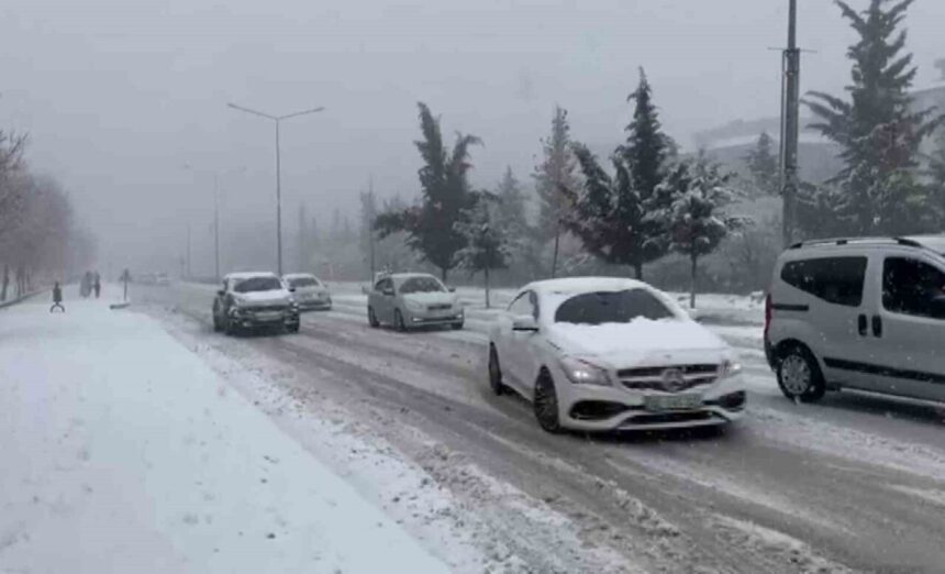 Besni’de Kar Yağışı Hayatı Olumsuz Etkiledi Besni’de Kar Yağışı Hayatı Olumsuz Etkiledi
