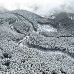 Uludağ’ın virajlı yolları dronla havadan görüntülendi, kış manzarası görsel bir şölen sundu.