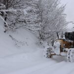 Sakarya Büyükşehir Belediyesi karla mücadele çalışmalarını kesintisiz sürdürüyor. Saat 13.00 itibarıyla 36 grup yolunda 49 araç ve 98 kişilik ekip görevde.