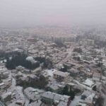 Eskişehir’de sabah saatlerinde başlayan kar yağışı günlük yaşamı etkilerken, Tarihi Odunpazarı Evleri’nde güzel manzaralar sundu.