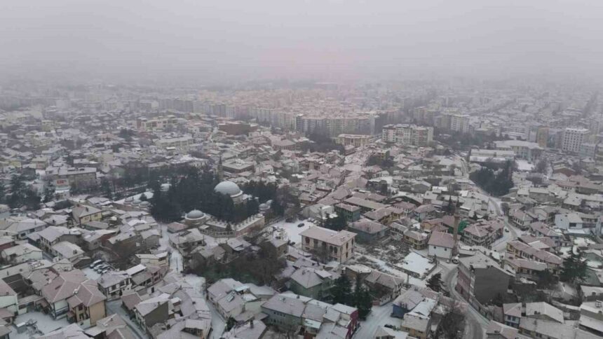 Eskişehir’de sabah saatlerinde başlayan kar yağışı günlük yaşamı etkilerken, Tarihi Odunpazarı Evleri’nde güzel manzaralar sundu. Eskişehir’de sabah saatlerinde başlayan kar yağışı günlük yaşamı etkilerken, Tarihi Odunpazarı Evleri’nde güzel manzaralar sundu.